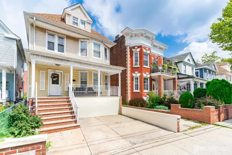 128 Lewis Street