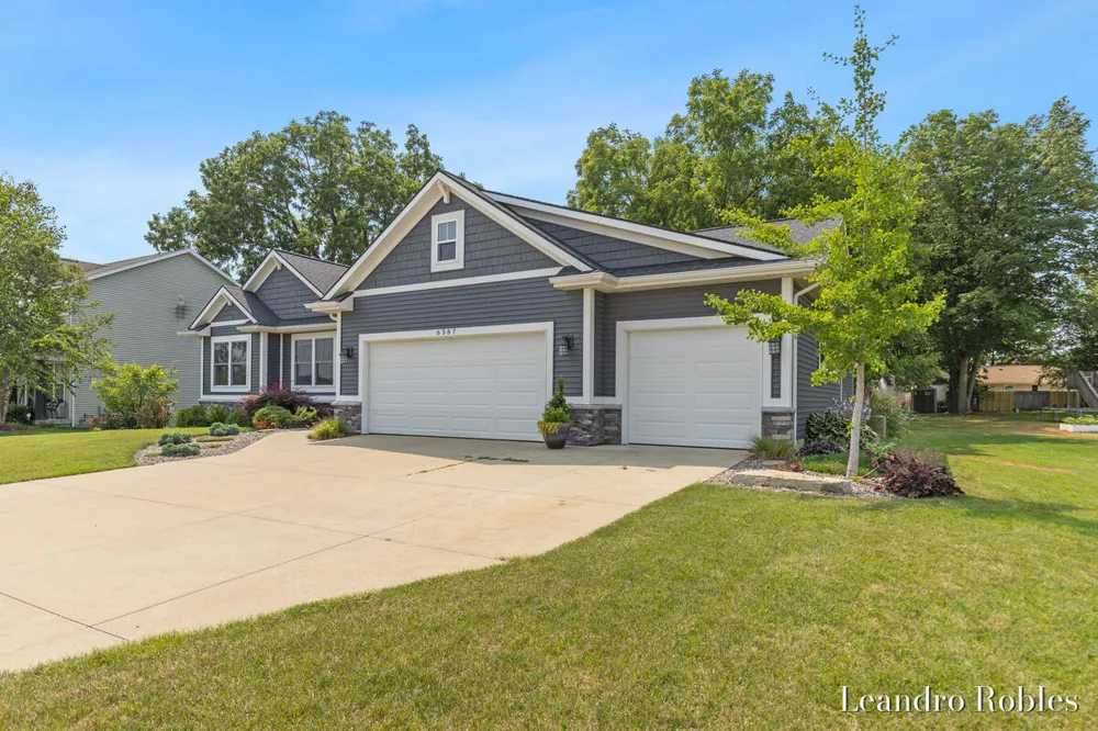 6587 Alward Drive Hudsonville, MI 49426