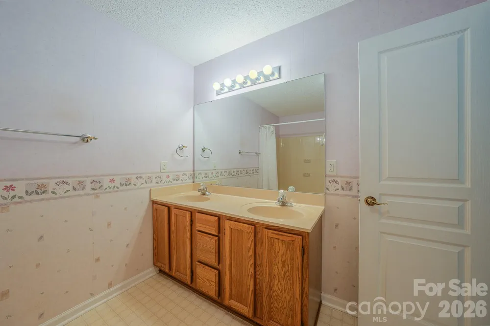 902 Woodlea Court Asheville, NC 28806