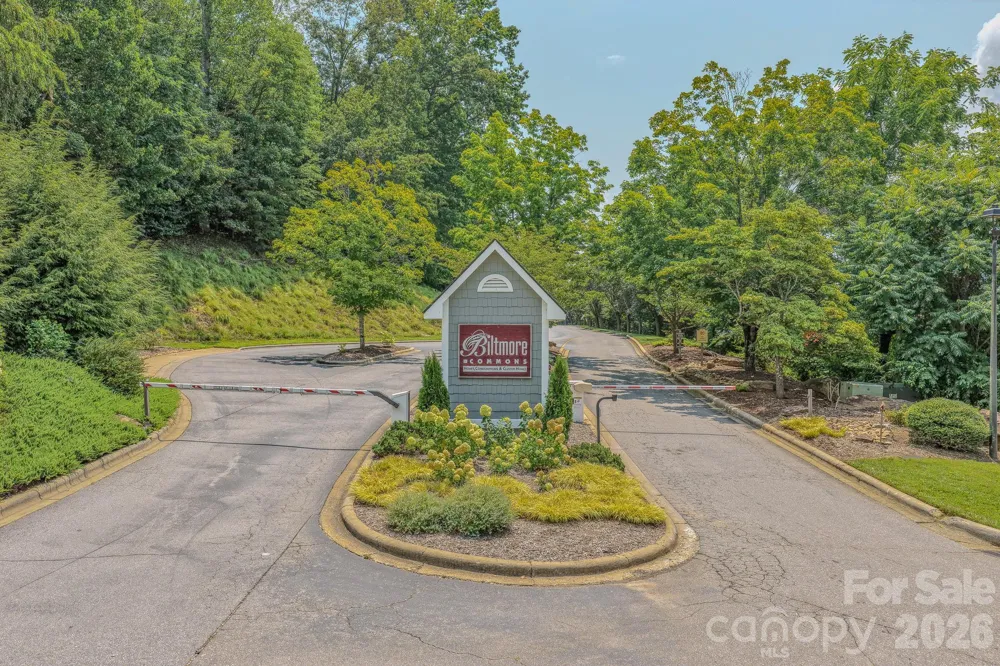 902 Woodlea Court Asheville, NC 28806