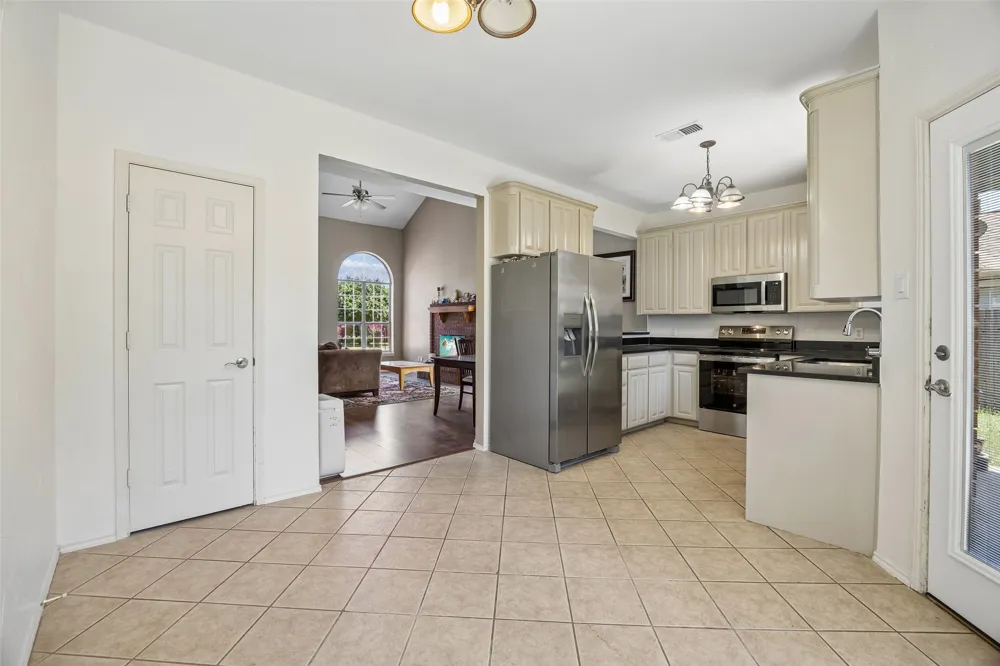 6717 Wooddale Drive Watauga, TX 76148