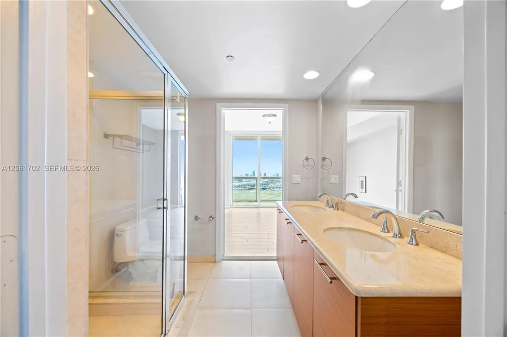 50 Biscayne Blvd #4706 Miami, FL 33132