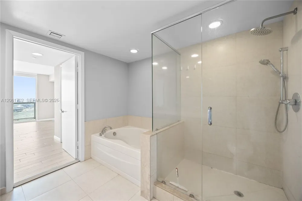 50 Biscayne Blvd #4706 Miami, FL 33132