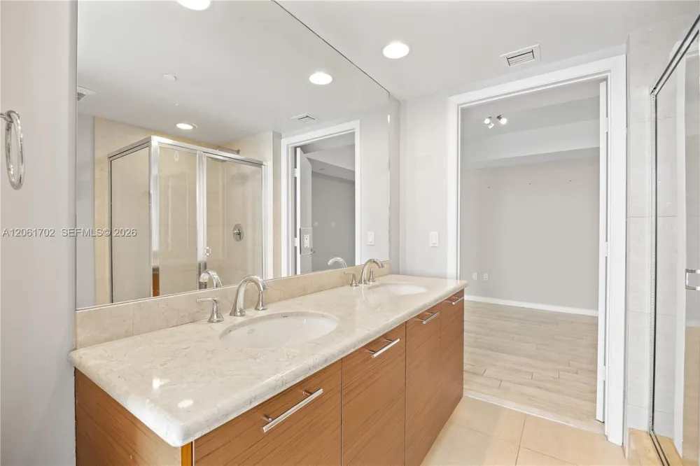 50 Biscayne Blvd #4706 Miami, FL 33132