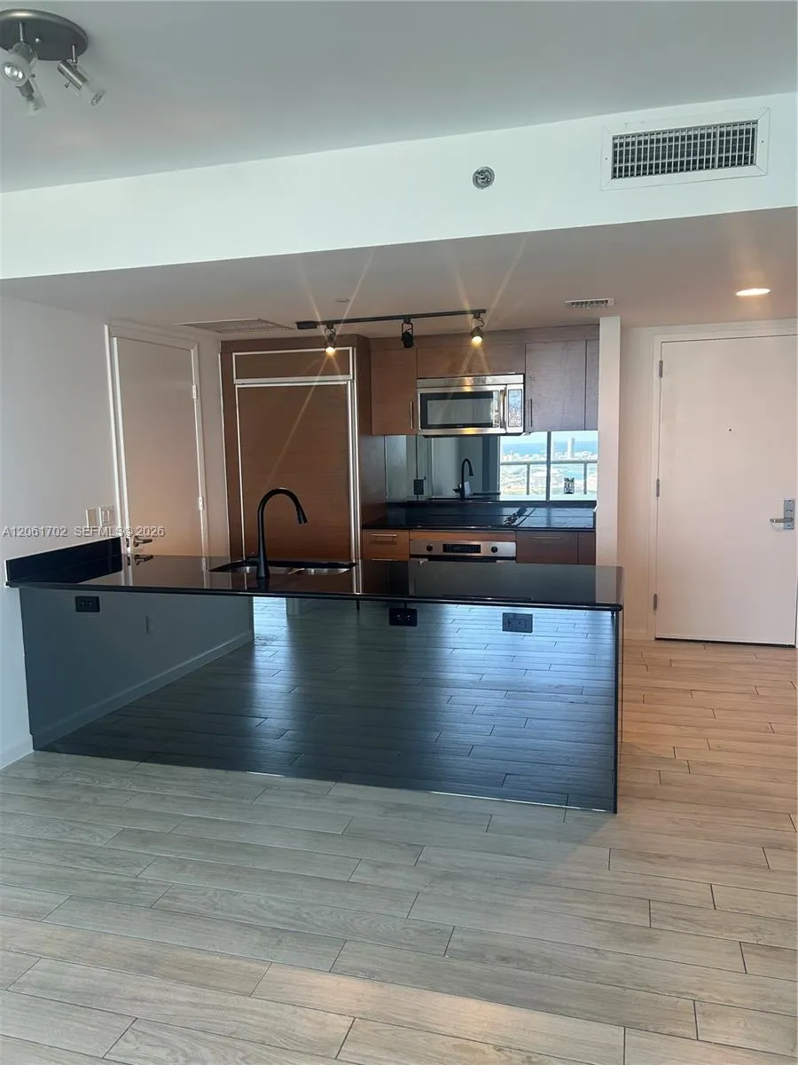 50 Biscayne Blvd #4706 Miami, FL 33132