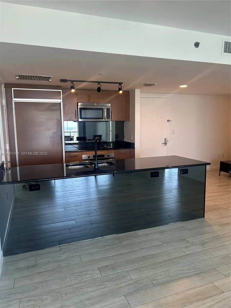 50 Biscayne Blvd #4706 Miami, FL 33132