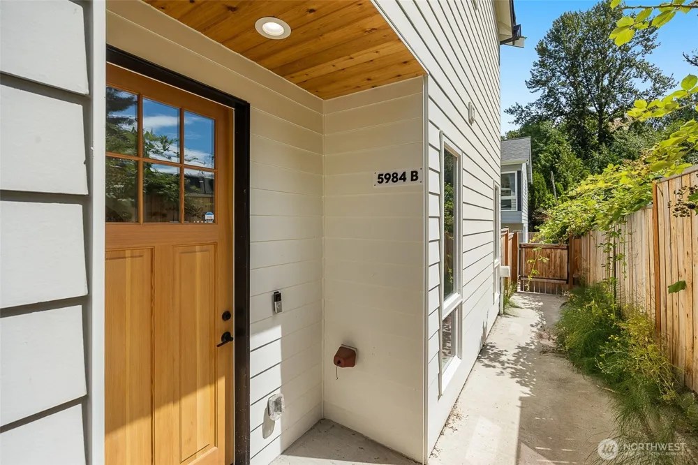 5984 B 26th Avenue SW Seattle, WA 98106