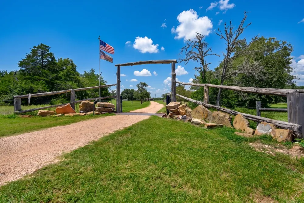 3230 S Fm 1291 Fayetteville, TX 78940
