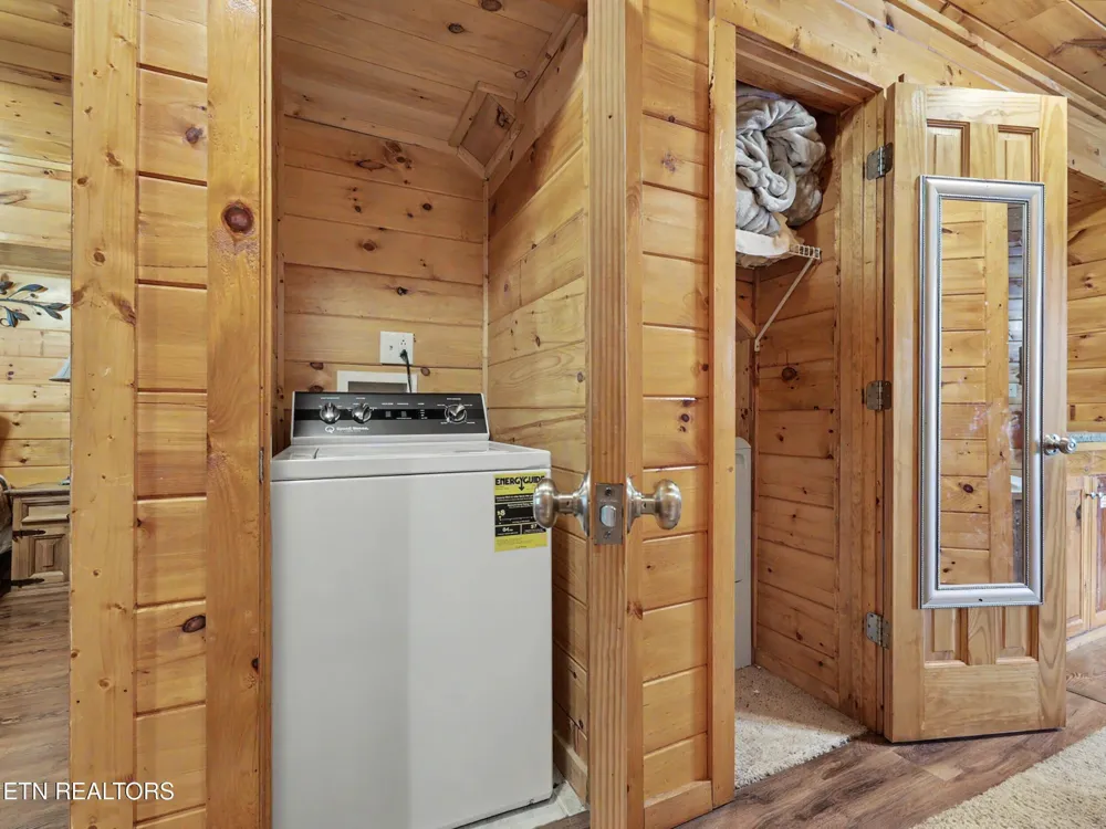 1629 Little Cabin Loop Pigeon Forge, TN 37862