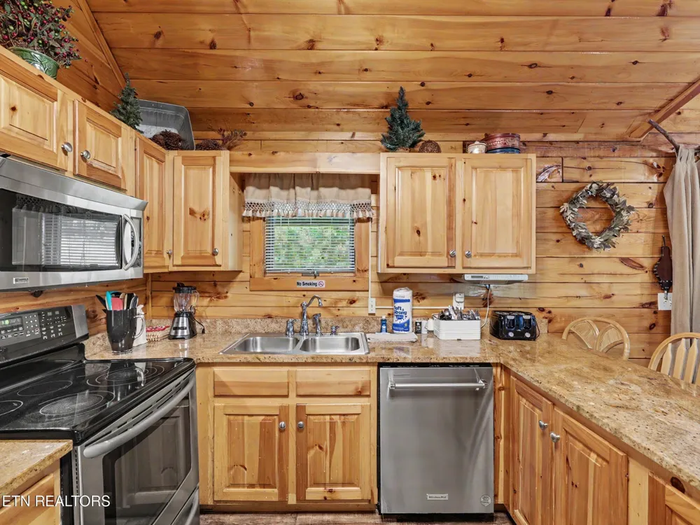 1629 Little Cabin Loop Pigeon Forge, TN 37862