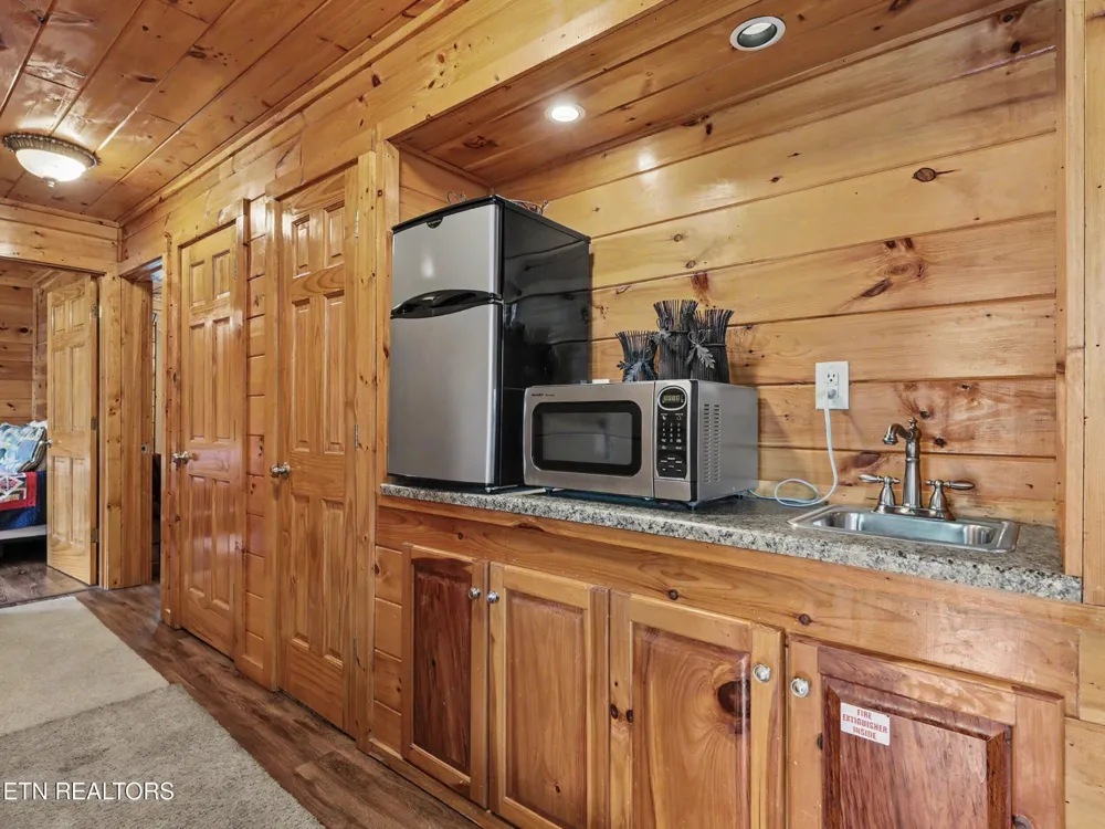 1629 Little Cabin Loop Pigeon Forge, TN 37862