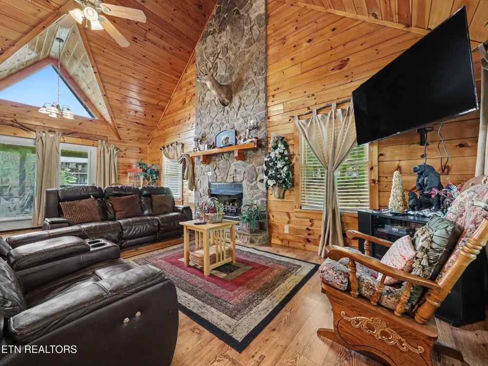 1629 Little Cabin Loop Pigeon Forge, TN 37862