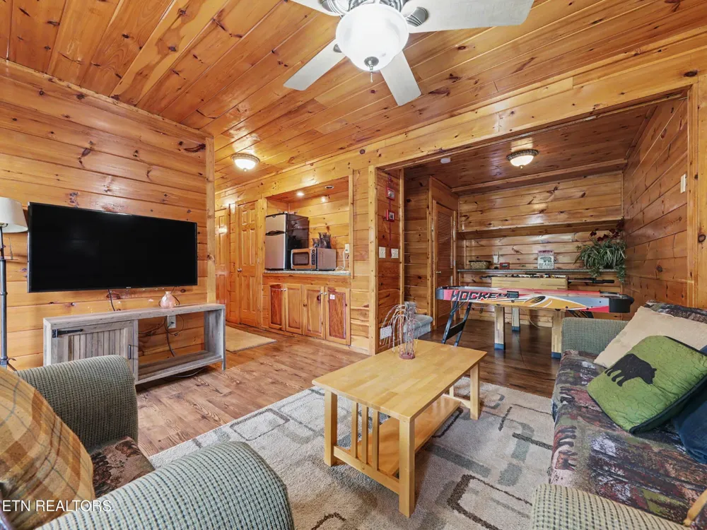 1629 Little Cabin Loop Pigeon Forge, TN 37862