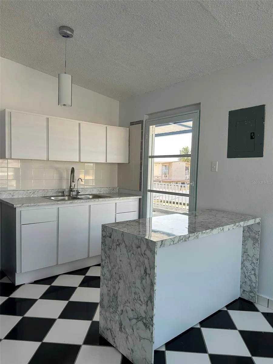 7 JARDINES DE COUNTRY CLUB DEV. #B-14 Carolina, PR 00983
