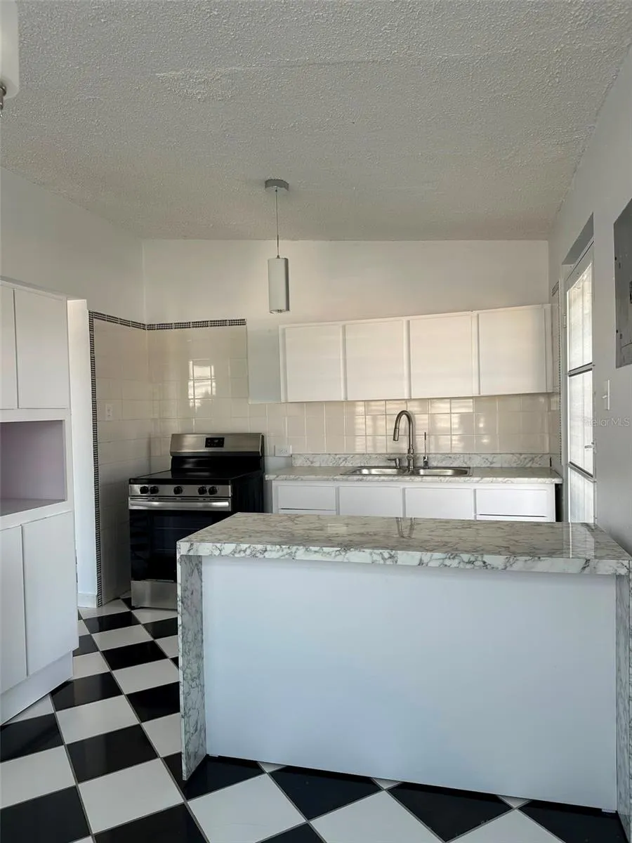 7 JARDINES DE COUNTRY CLUB DEV. #B-14 Carolina, PR 00983
