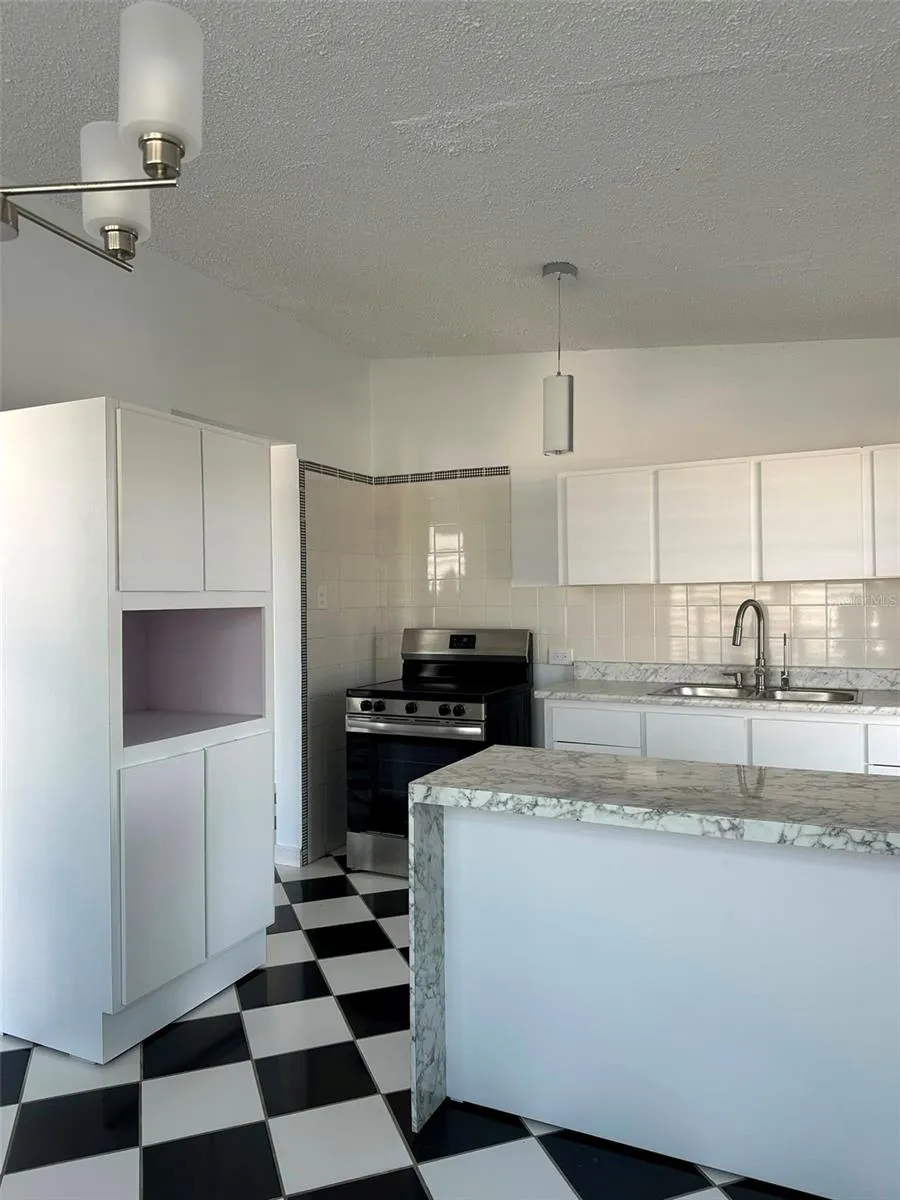 7 JARDINES DE COUNTRY CLUB DEV. #B-14 Carolina, PR 00983