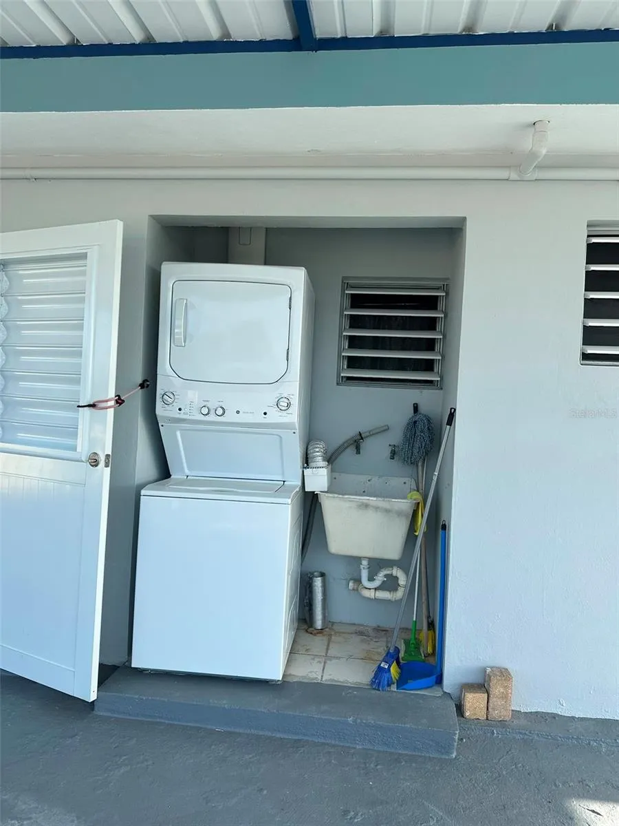 7 JARDINES DE COUNTRY CLUB DEV. #B-14 Carolina, PR 00983