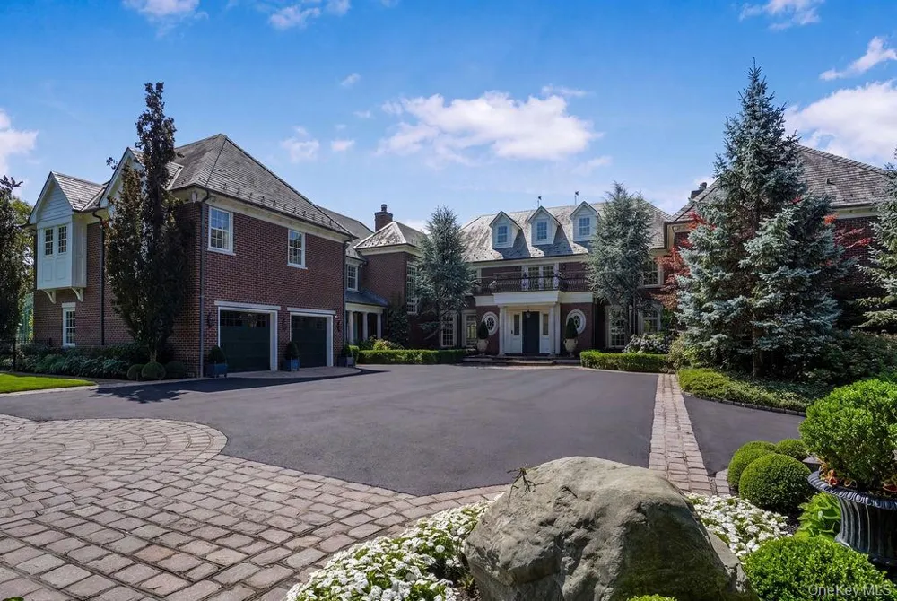 18 Gwynne Road Melville, NY 11747