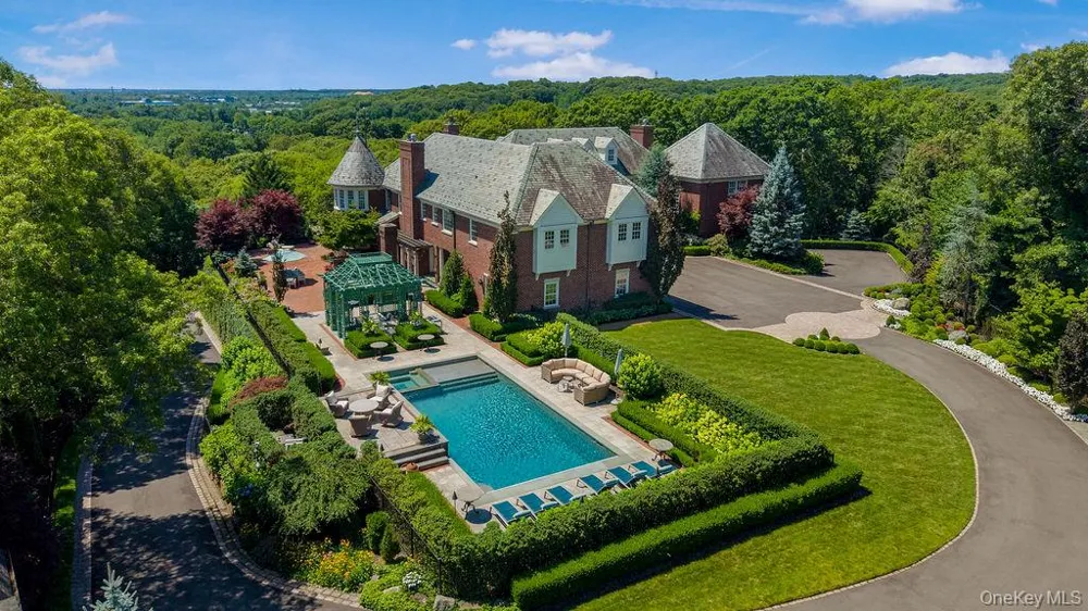 18 Gwynne Road Melville, NY 11747