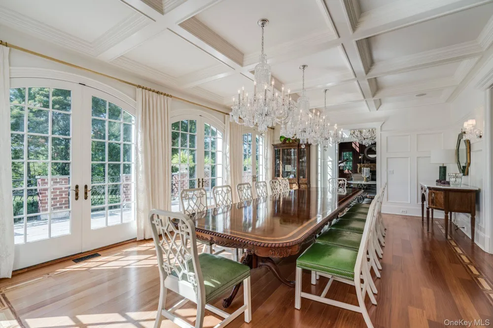 18 Gwynne Road Melville, NY 11747