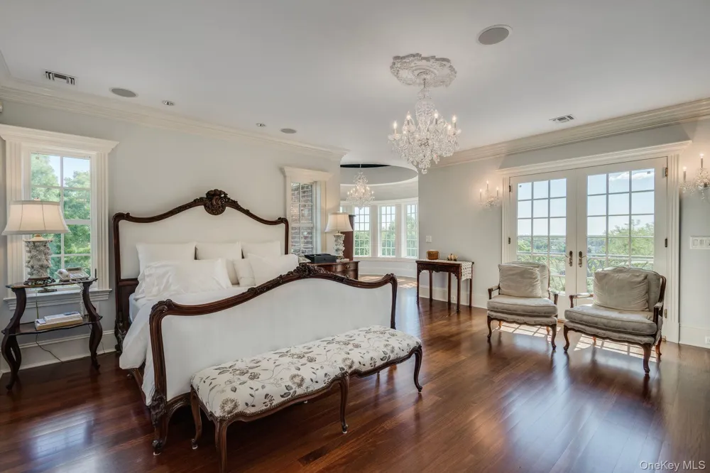18 Gwynne Road Melville, NY 11747