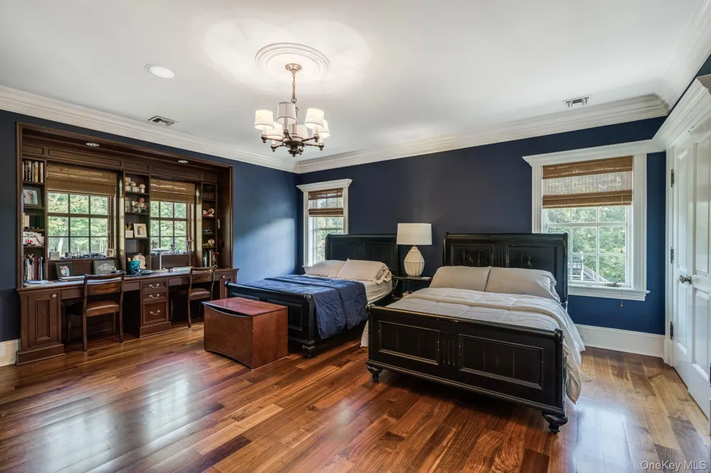 18 Gwynne Road Melville, NY 11747