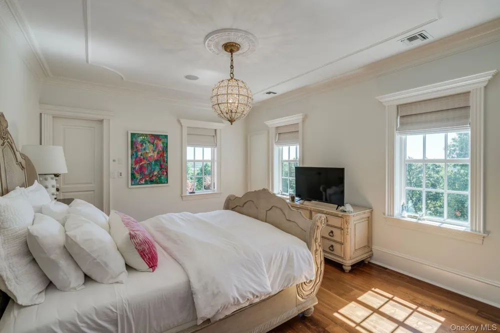 18 Gwynne Road Melville, NY 11747