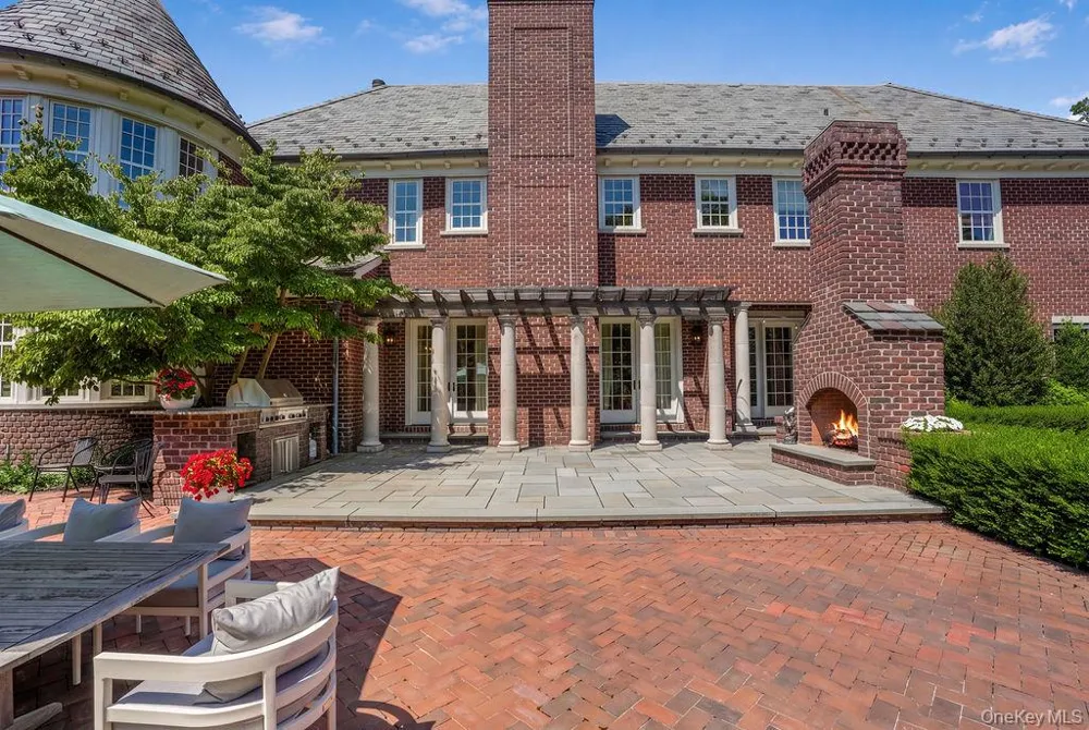 18 Gwynne Road Melville, NY 11747