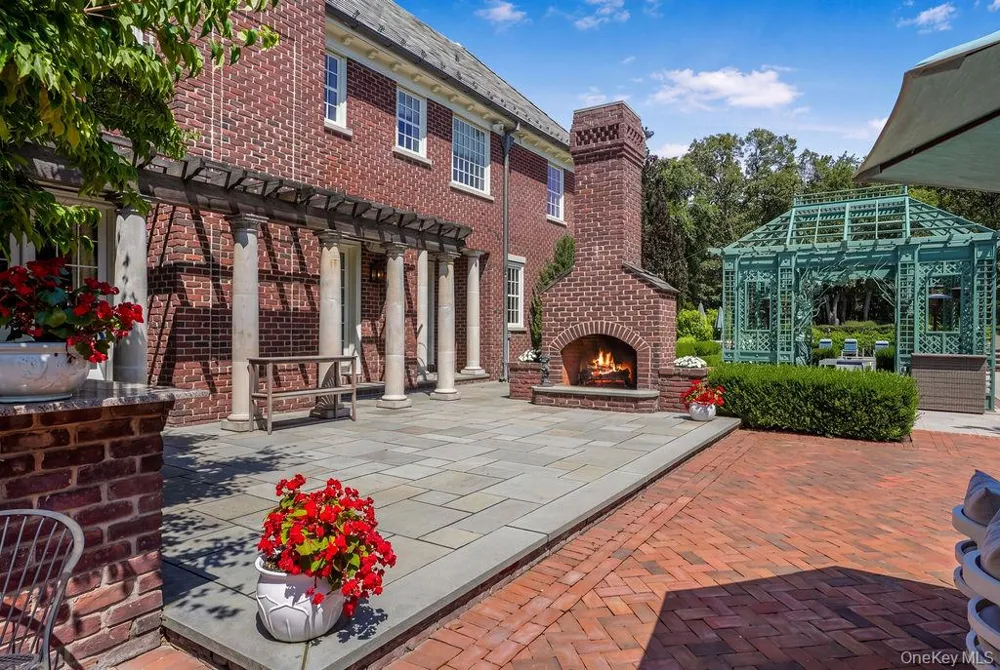 18 Gwynne Road Melville, NY 11747