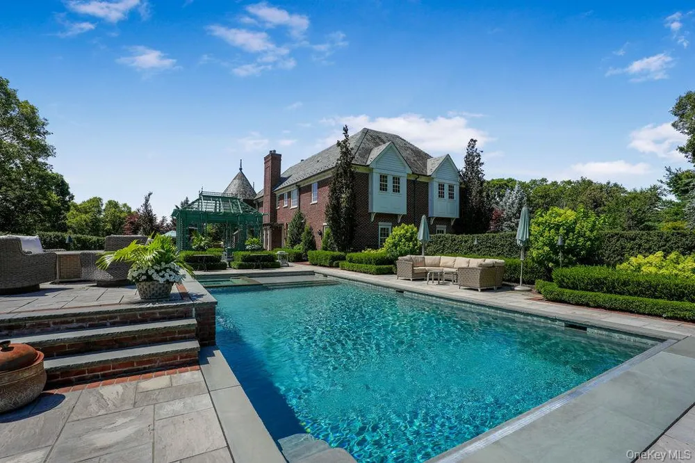 18 Gwynne Road Melville, NY 11747