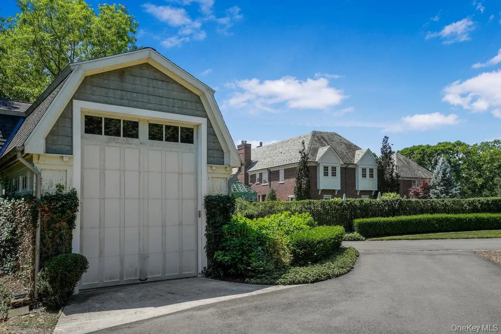 18 Gwynne Road Melville, NY 11747