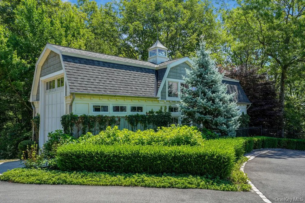 18 Gwynne Road Melville, NY 11747