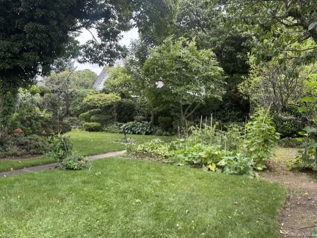126 Hillside Avenue Manhasset, NY 11030