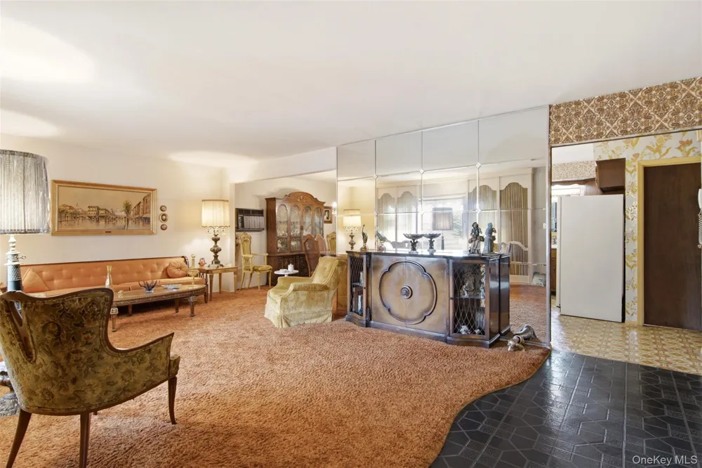 4 Smithtown Crescent Smithtown, NY 11787