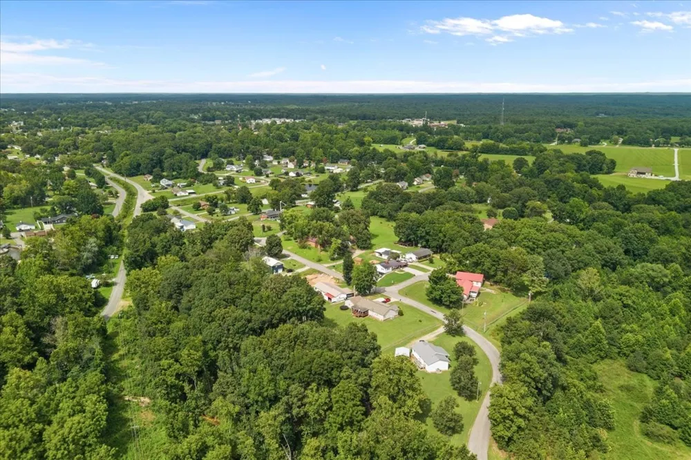 166 Parrish Ln Mc Ewen, TN 37101