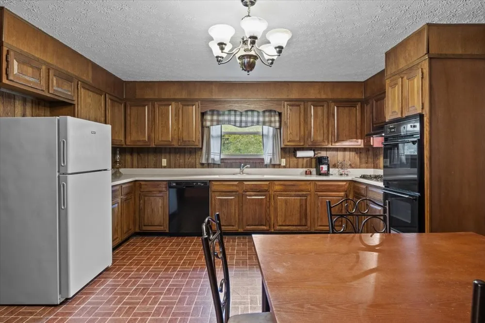 166 Parrish Ln Mc Ewen, TN 37101