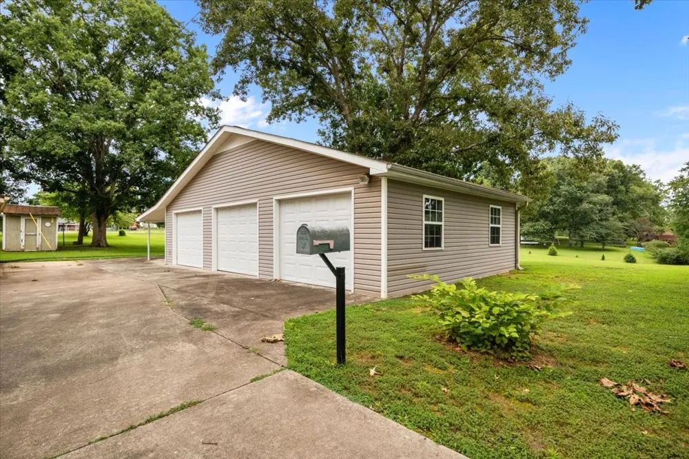 166 Parrish Ln Mc Ewen, TN 37101