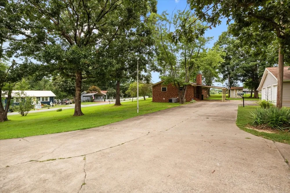 166 Parrish Ln Mc Ewen, TN 37101