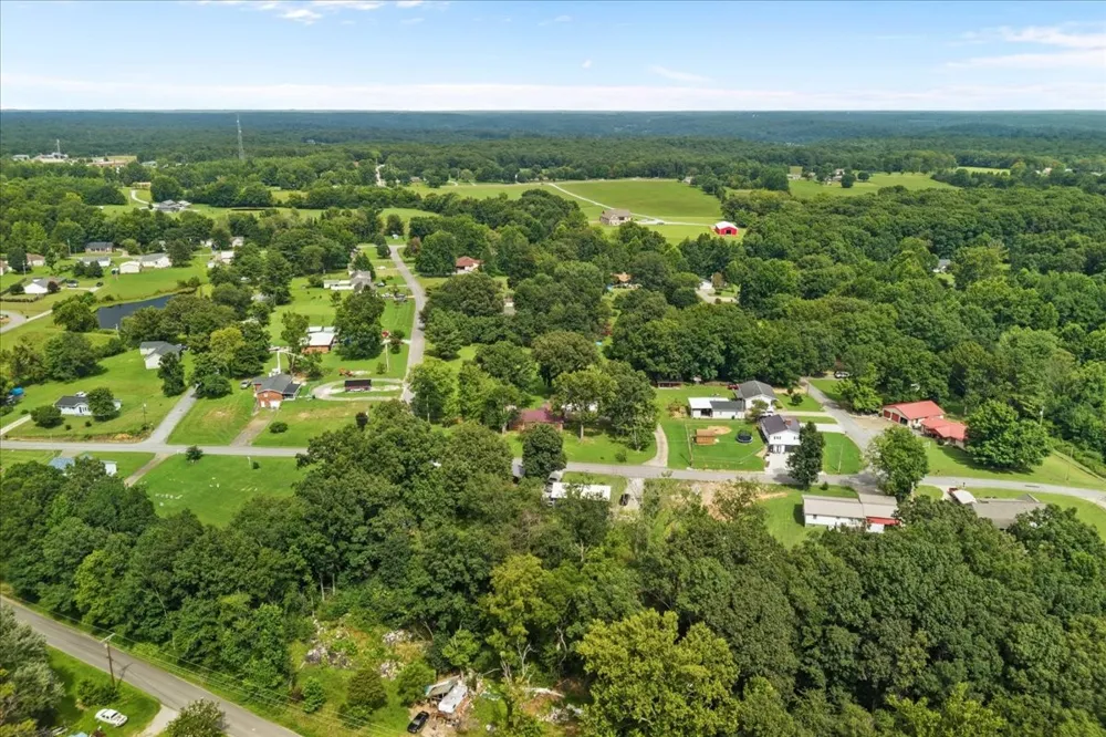 166 Parrish Ln Mc Ewen, TN 37101