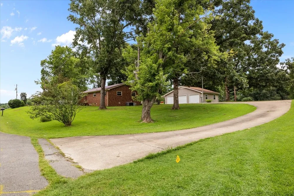 166 Parrish Ln Mc Ewen, TN 37101