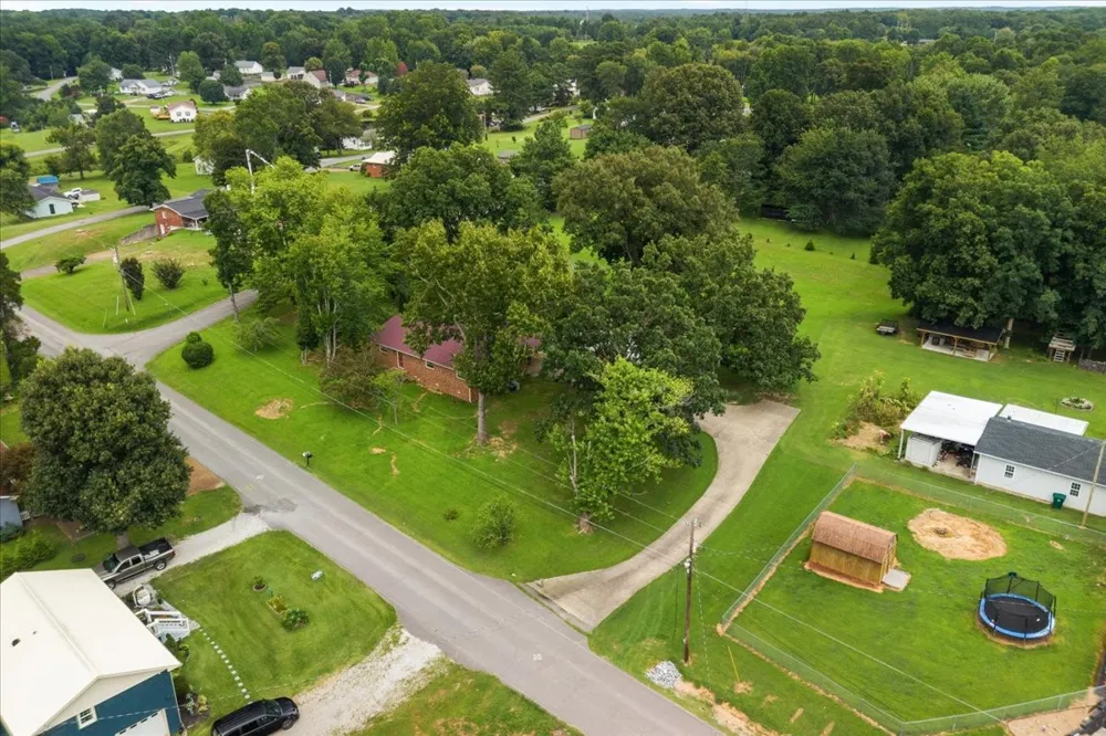 166 Parrish Ln Mc Ewen, TN 37101