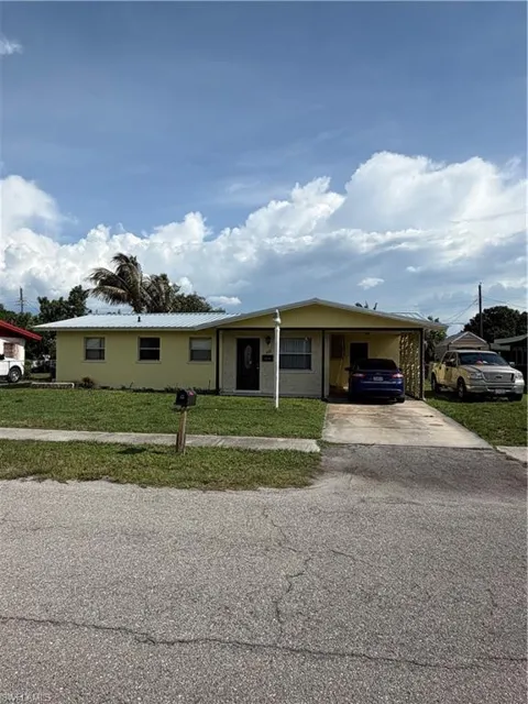428 W Alverdez Avenue