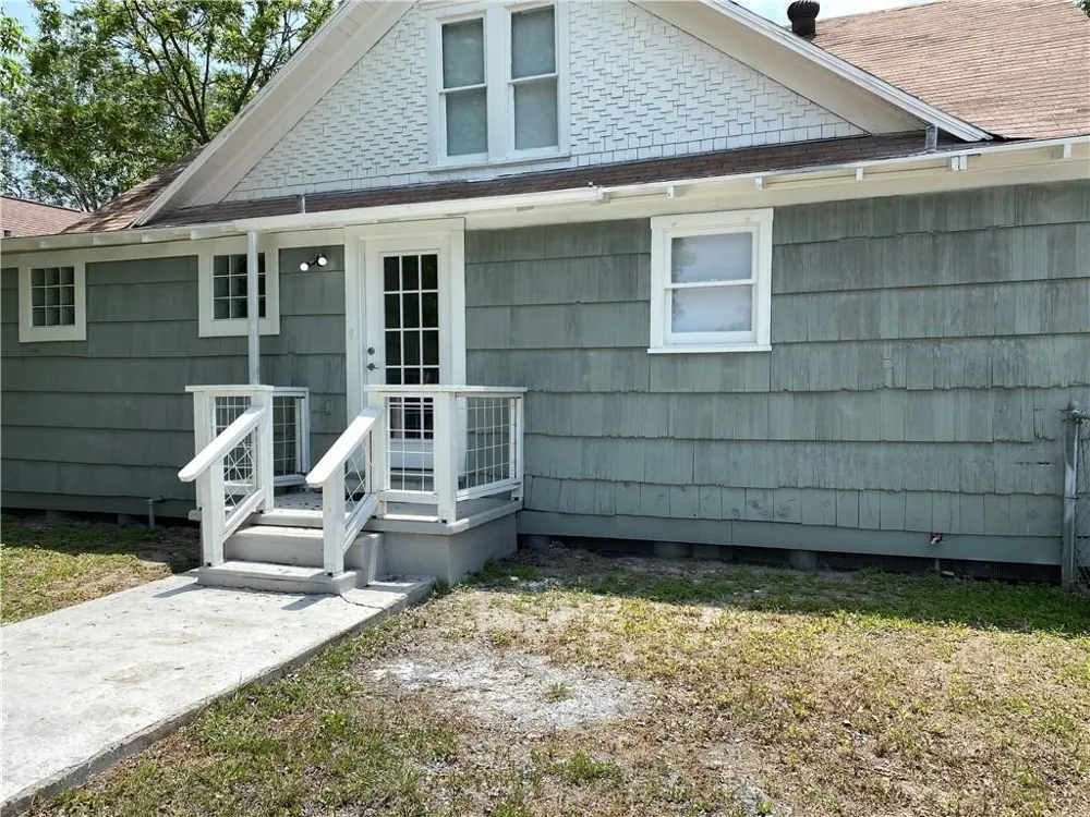 716 W Merriman Street Sinton, TX 78387