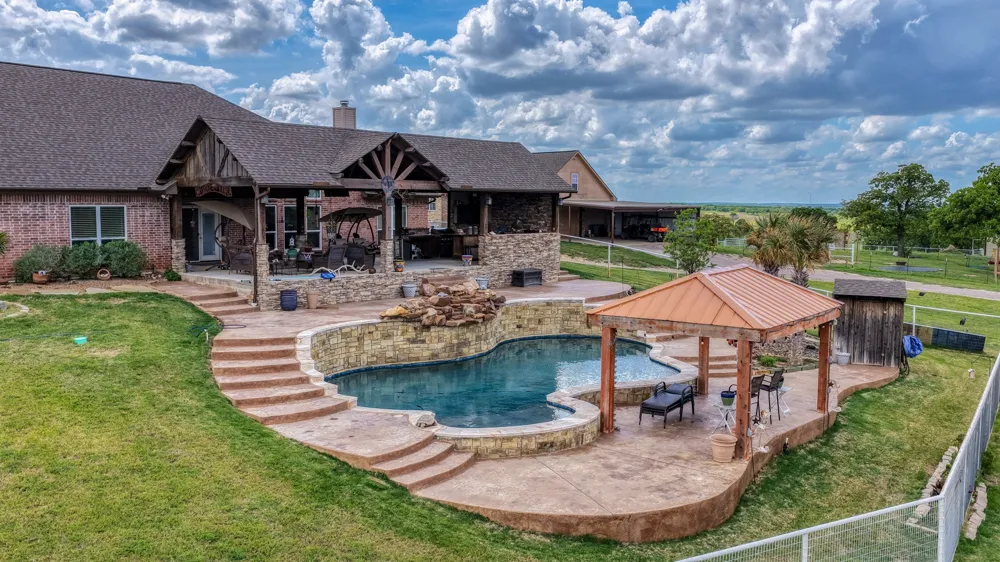 303 Private Road 3365 Boyd, TX 76023