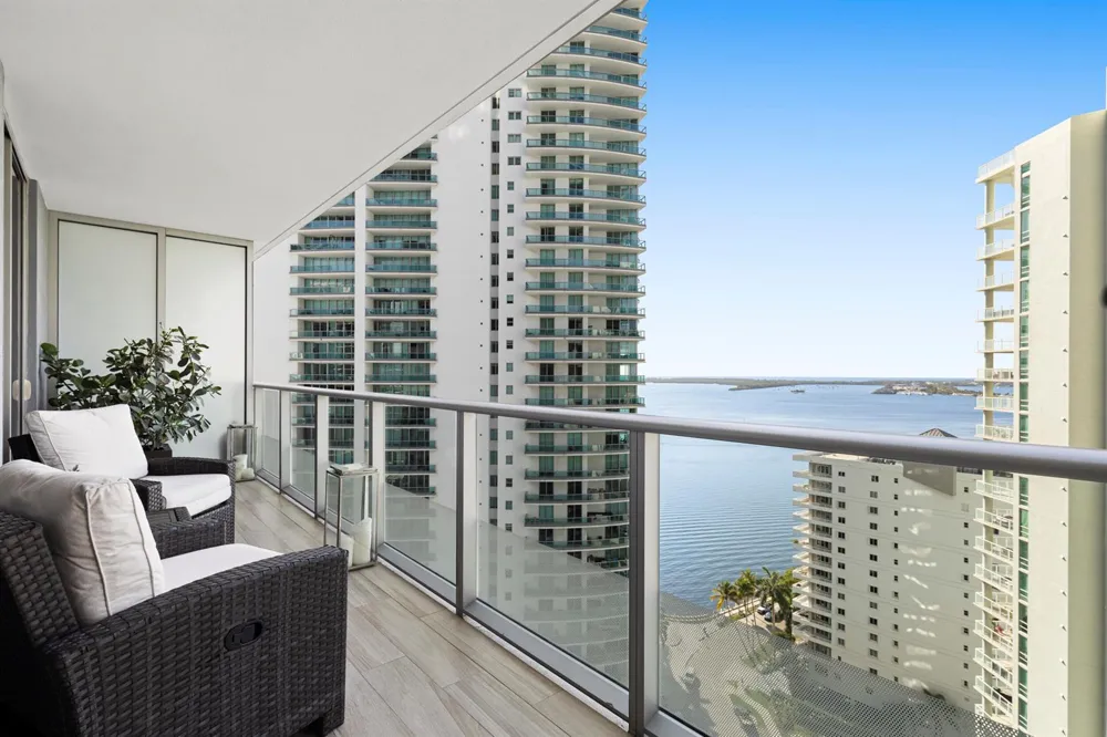 1300 BRICKELL BAY #2105 Miami, FL 33131