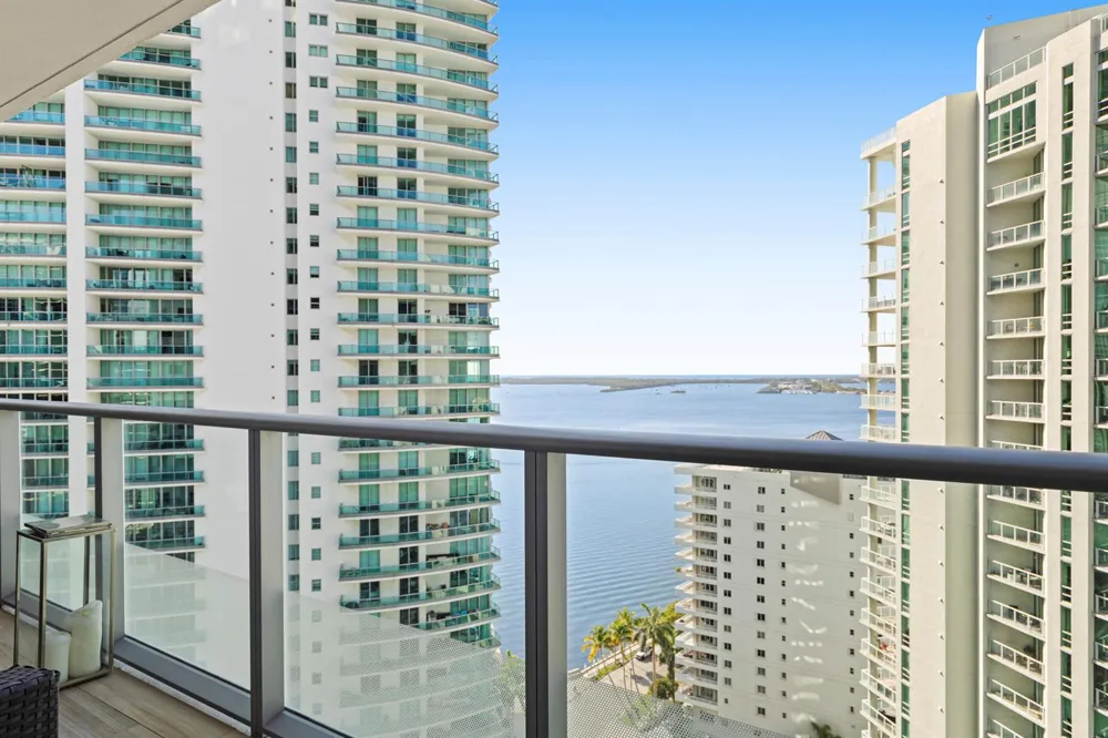 1300 BRICKELL BAY #2105 Miami, FL 33131