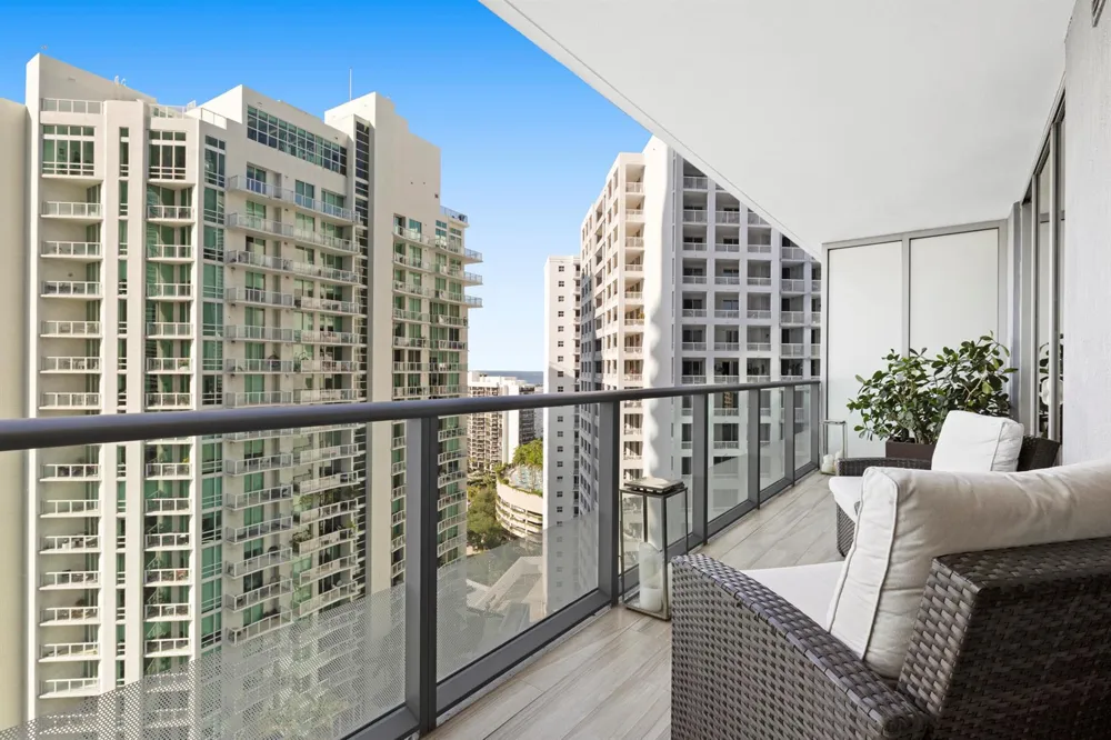 1300 BRICKELL BAY #2105 Miami, FL 33131