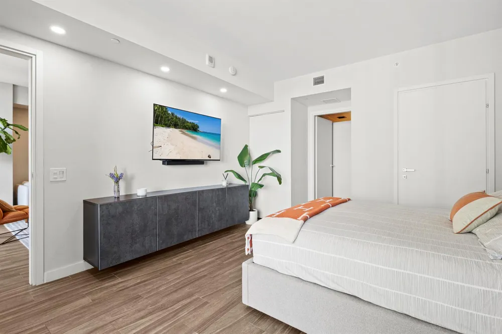 1300 BRICKELL BAY #2105 Miami, FL 33131
