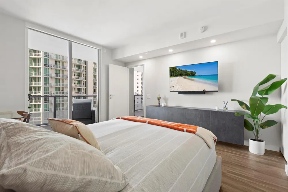 1300 BRICKELL BAY #2105 Miami, FL 33131