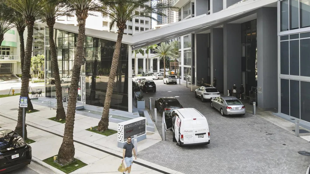 1300 BRICKELL BAY #2105 Miami, FL 33131
